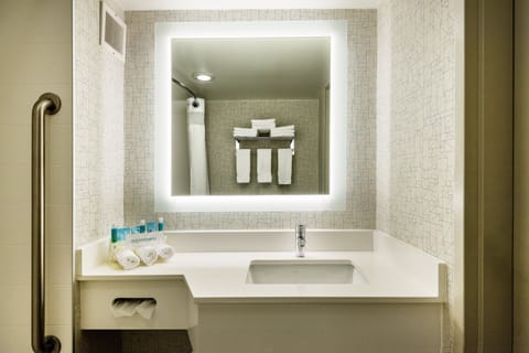 Combined shower/tub, eco-friendly toiletries, hair dryer, towels