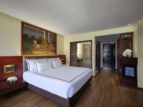 Superior Room, 1 King Bed | Premium bedding, pillowtop beds, in-room safe, individually decorated
