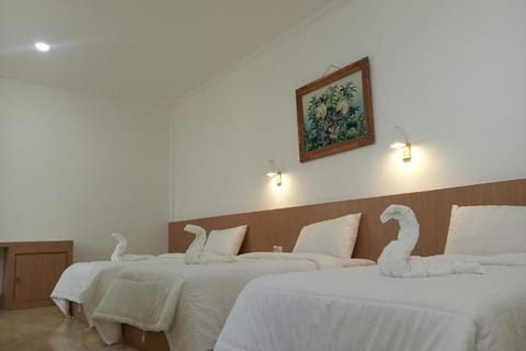 Family Double Room with City View | Free WiFi, bed sheets