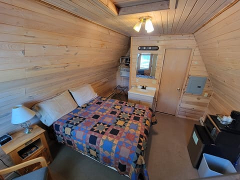 Chalet, 1 Queen Bed | Free WiFi, bed sheets