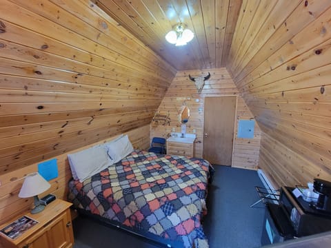 Chalet, 1 Queen Bed | Free WiFi, bed sheets