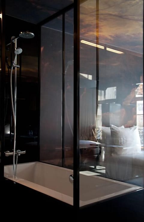 Deluxe Double Room | Bathroom shower