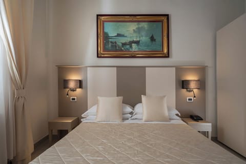 Premium bedding, down comforters, minibar, individually decorated