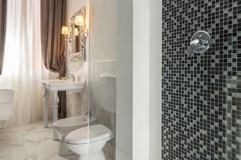 Executive Suite | Bathroom | Shower, free toiletries, hair dryer, slippers