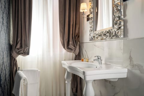 Executive Suite | Bathroom | Shower, free toiletries, hair dryer, slippers