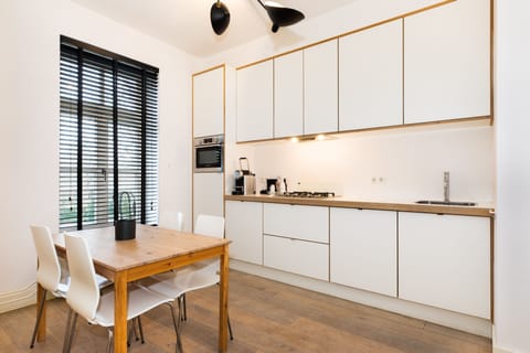 Appartment with bath and shower in coach house 2-4p | Private kitchen | Mini-fridge, coffee/tea maker, electric kettle, highchair