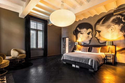 Suite Le Roi in castle 2p | Free minibar, in-room safe, individually decorated