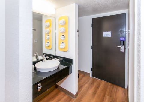 Standard Room, 1 King Bed, Non Smoking | Bathroom | Combined shower/tub, eco-friendly toiletries, towels