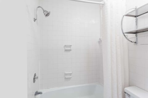 Combined shower/tub, free toiletries, towels