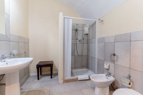 Family Triple Room | Bathroom | Shower, free toiletries, hair dryer, bidet