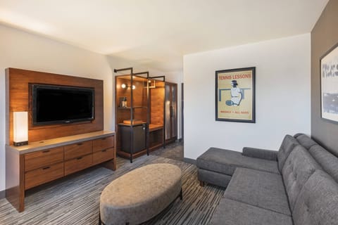 Room, 1 King Bed | Living room | Flat-screen TV, Netflix