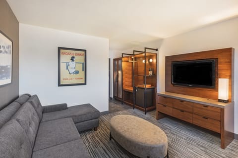 Room, 1 King Bed | Living area | Flat-screen TV, Netflix