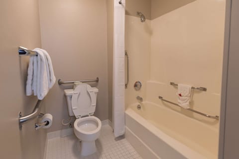 Room, Accessible | Bathroom | Combined shower/tub, free toiletries, towels