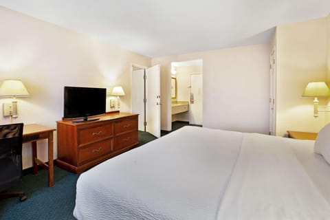 Suite, 1 Bedroom, Non Smoking | Premium bedding, desk, laptop workspace, blackout drapes