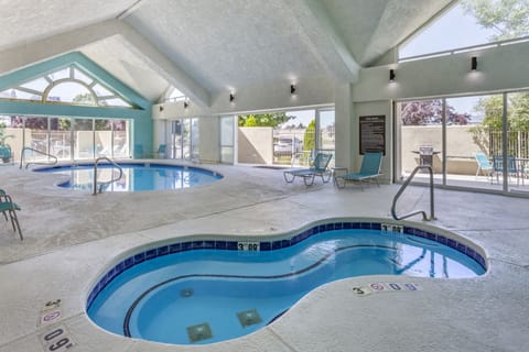 Indoor pool, sun loungers