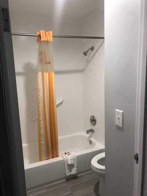 Combined shower/tub, free toiletries, hair dryer, towels