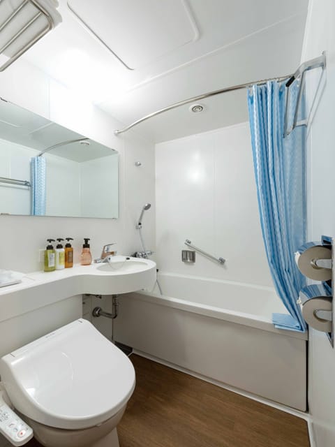 Combined shower/tub, free toiletries, hair dryer, slippers