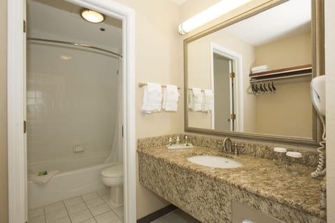King Standard | Bathroom | Free toiletries, hair dryer, towels