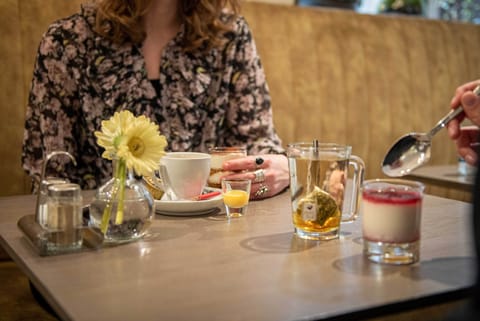 Breakfast, lunch, dinner served; Belgian cuisine 