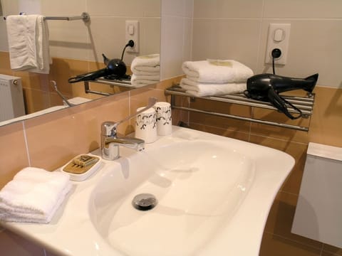 Comfort Twin Room, 2 Twin Beds, Non Smoking | Egyptian cotton sheets, premium bedding, desk, laptop workspace