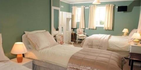 Family Room, Ensuite | Iron/ironing board, free WiFi, bed sheets