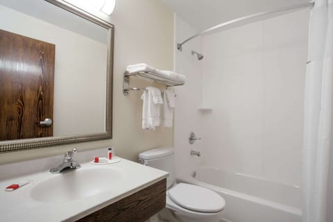 Combined shower/tub, hair dryer, towels