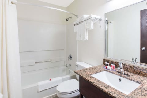 Combined shower/tub, free toiletries, hair dryer, towels