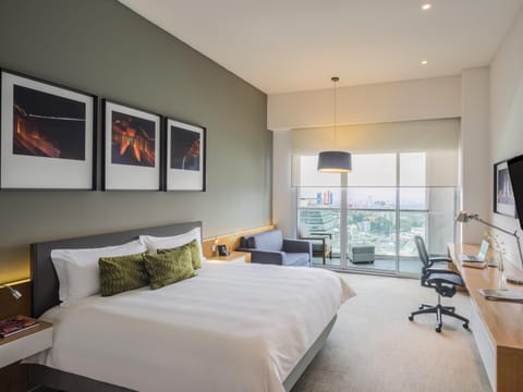 Executive Studio Suite, 1 King Bed, Balcony | Down comforters, minibar, in-room safe, desk