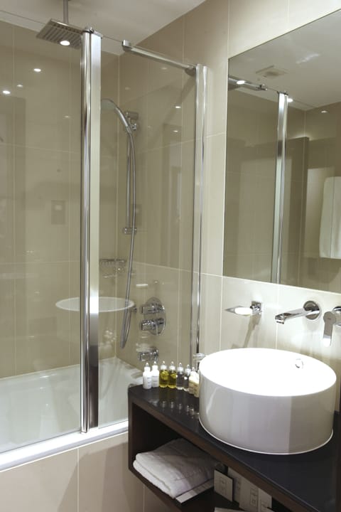 Club Room, 2 Twin Beds, Non Smoking | Bathroom | Combined shower/tub, rainfall showerhead, free toiletries, hair dryer