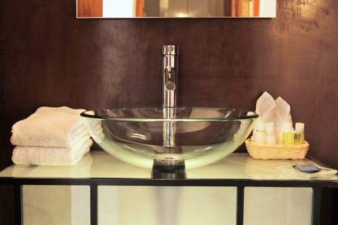 Classic Studio Suite | Bathroom sink