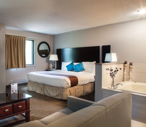 Traditional Suite, Hot Tub | Egyptian cotton sheets, premium bedding, pillowtop beds, desk