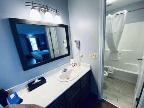 Room, Accessible | Bathroom | Combined shower/tub, free toiletries, hair dryer, towels