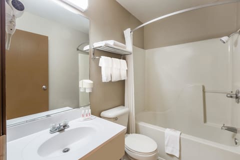 Combined shower/tub, hair dryer, towels