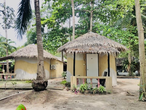 Standard beach bungalow A/C | Free WiFi, bed sheets