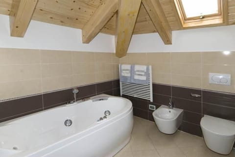 Jetted tub, rainfall showerhead, free toiletries, hair dryer