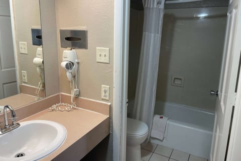 Combined shower/tub, free toiletries, hair dryer, towels