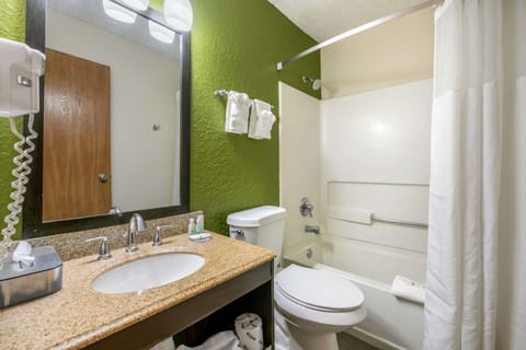 Combined shower/tub, free toiletries, hair dryer, towels