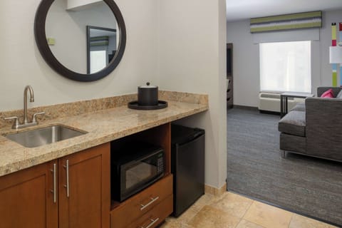 Studio, One King Bed, Non-Smoking | Hypo-allergenic bedding, down comforters, blackout drapes