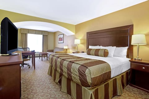 Deluxe Suite, 1 King Bed, Non Smoking | Premium bedding, pillowtop beds, desk, iron/ironing board