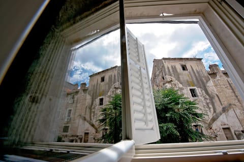 Hypo-allergenic bedding, Select Comfort beds, minibar, in-room safe