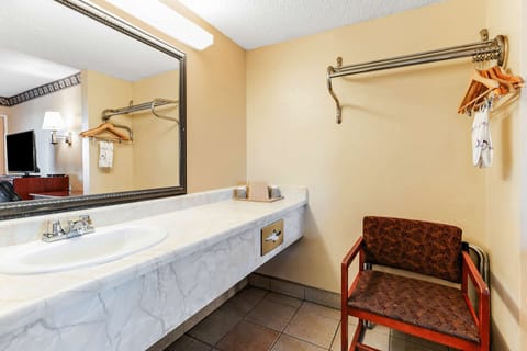 Combined shower/tub, deep soaking tub, free toiletries, towels