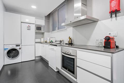 Standard Apartment, 3 Bedrooms | Private kitchen | Full-size fridge, microwave, oven, stovetop