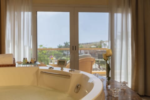Superior Room, Multiple Beds, Sea View (Nariman Villa) | Private spa tub