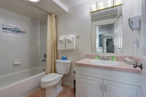 Annex Suite, 2 Queen Beds | Bathroom | Shower, free toiletries, hair dryer, towels