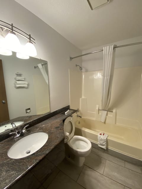 Room, 1 Queen Bed, Non Smoking | Bathroom | Combined shower/tub, hair dryer, towels