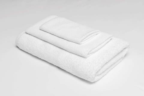 Combined shower/tub, free toiletries, towels