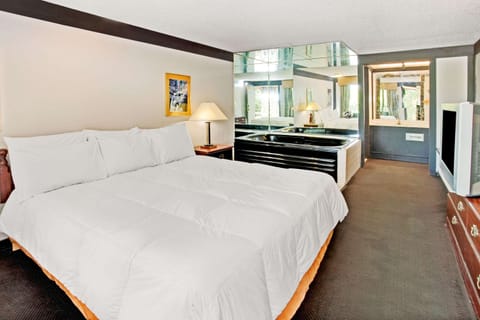 Classic Studio Suite, 1 King Bed, Hot Tub | Individually decorated, individually furnished, blackout drapes