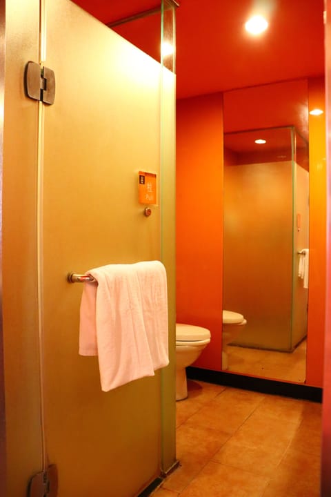 Standard Twin Room | Bathroom | Shower, hair dryer, slippers, towels