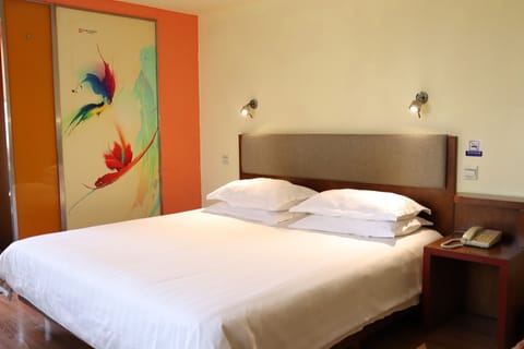 Deluxe Double Room | Desk, blackout drapes, free WiFi, bed sheets