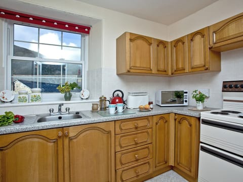 Well-equipped fitted kitchen | Chinkwell - Wooder Manor, Widecombe-in-the-Moor, near Bovey Tracey